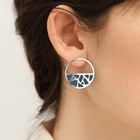 Boucles d'oreilles Girafe, Finition argentée, Myrtille / Terre d'Ambre image number 3
